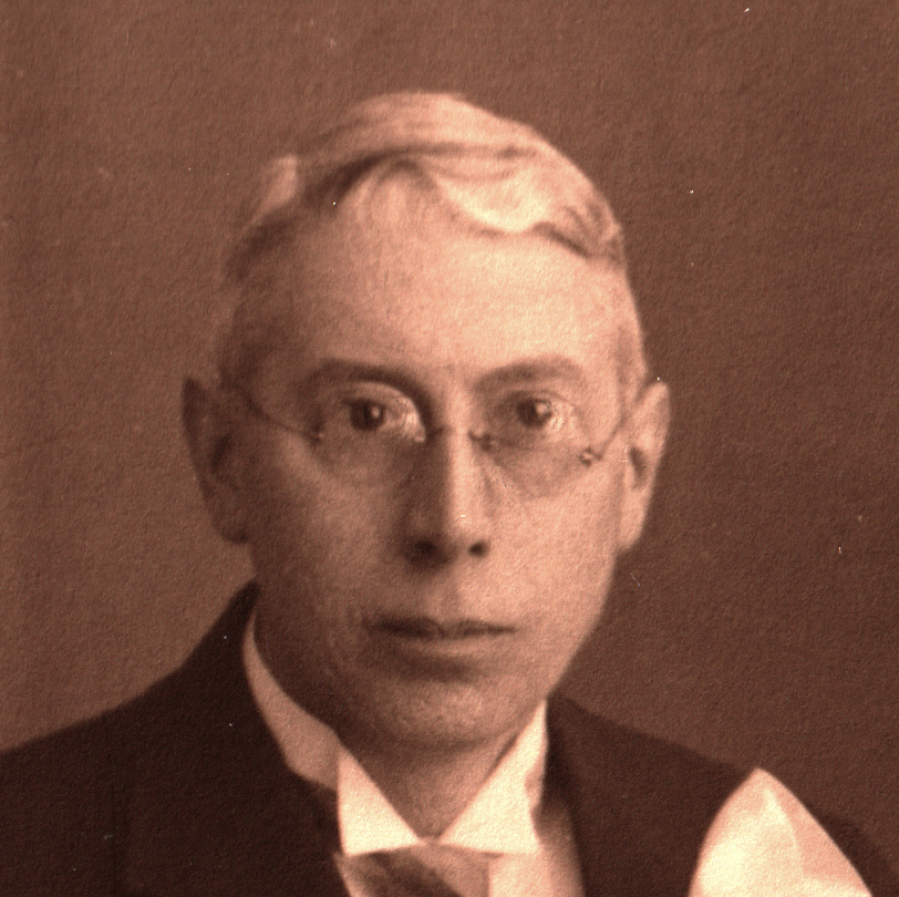 Maak kennis met [**Arnoldus Springorum**](/people/arnoldus_springorum_1887/) zoon van *Adrianus (Ad) Springorum* — een man die zich in het vroegtwintigste-eeuwse Amsterdam omhoog werkte. Hij begon als liftboy in het Amstel Hotel. Later werd hij kelner en uiteindelijk buffetchef, met steeds meer verantwoordelijkheid binnen het hotel.